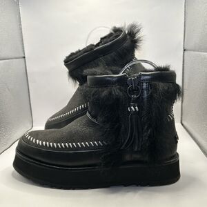 UGG Fluff Punk Women’s Boots Black Size 6 Platform Sheepskin Lined STORE MODEL
